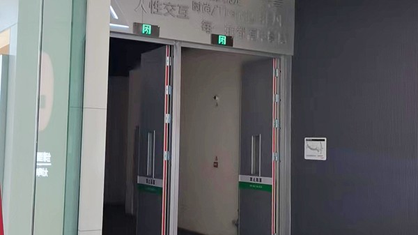 智能疏散指示系統能否在斷電時正常運行？