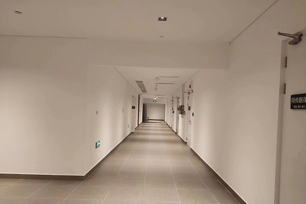 智能疏散系統的緊急按鈕如何防止誤按？